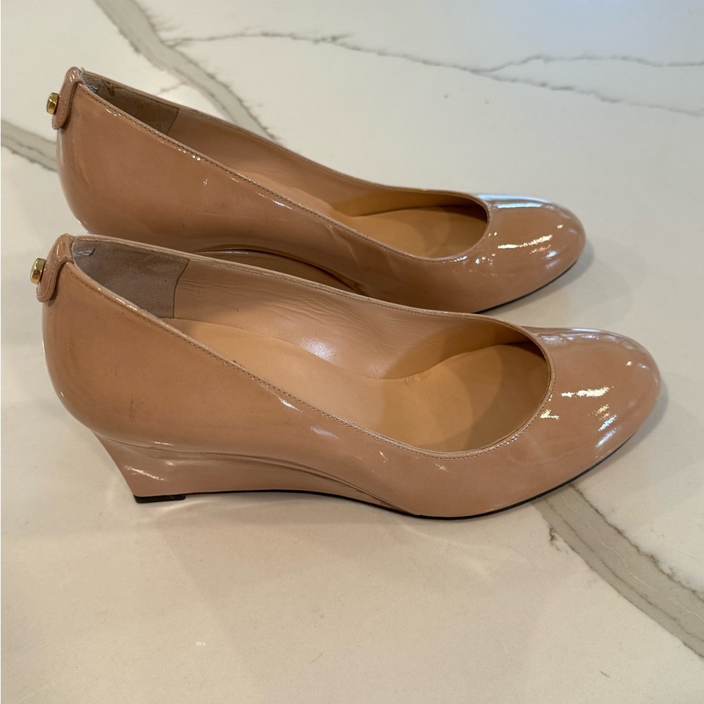 Stuart Weitzman Nude Patent Leather, Round Toe Wedge Size 10 - Picture 5 of 8